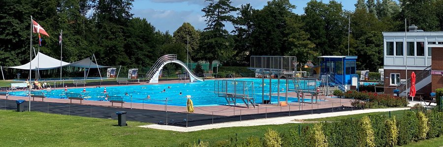 Blick auf das Freibad Tönning bei sonnigem Wetter