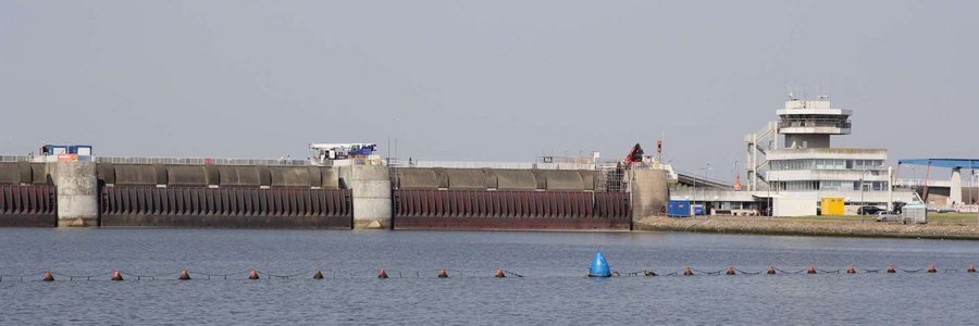 Blick auf Wasser mit dem Eidersperrwerk, dass sich durch das ganze Bild zieht.