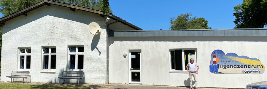 Außenansicht des Gebäudes vom Jugendzentrum Tönning bei Sonnenschein und blauem Himmel