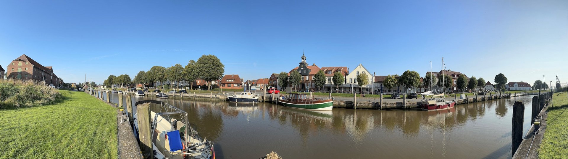 Panoramabild Hafen Tönning bei Sonne mit Booten