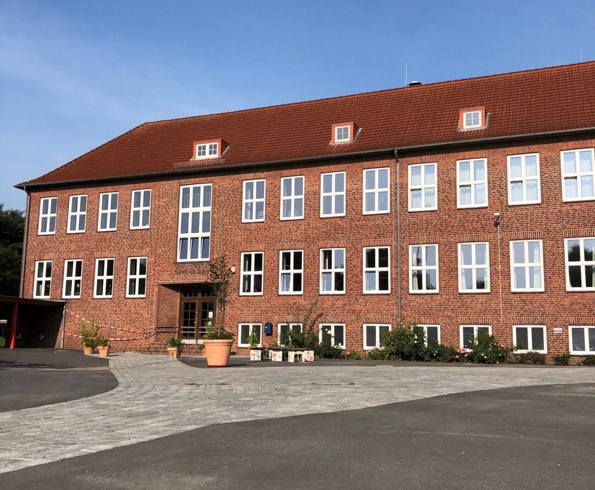 Bild der dänischen Grundschule Uffe-Skolen von vorne aufgenommen bei Sonnenschein