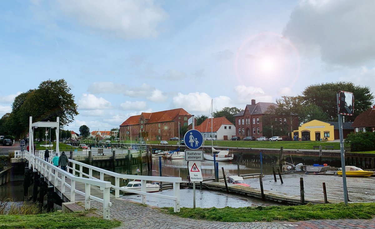 Blick auf weiße Brücke und Hafens mit Packhaus im Hintergrund