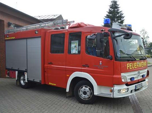 Feuerwehr vor Feuerwehrhaus