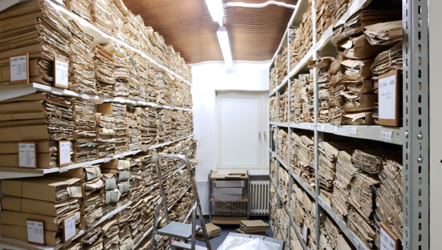 mit Akten gefüllte Archivregale